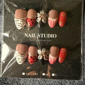 Women’s Press-On Nail Set in Red, White & Nude